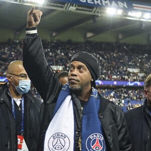 Ronaldinho fait un tour d'honneur et salue les supporters du PSG lors du match de Champions League "PSG - RB Liepzig (3-2)" au Parc des Princes à Paris, le 19 octobre 2021.