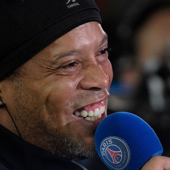 Ronaldinho fait un tour d'honneur et salue les supporters du PSG lors du match de Champions League "PSG - RB Liepzig (3-2)" au Parc des Princes à Paris, le 19 octobre 2021.