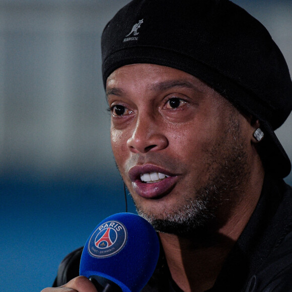 Ronaldinho fait un tour d'honneur et salue les supporters du PSG lors du match de Champions League "PSG - RB Liepzig (3-2)" au Parc des Princes à Paris, le 19 octobre 2021.