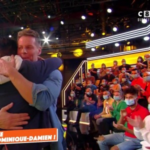 Matthieu Delormeau et son ami Dominique Damien Rehel partagent une accolade.