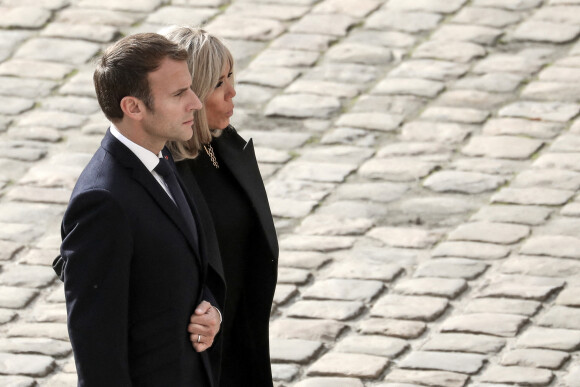 Le président de la République française, Emmanuel Macron et sa femme la Première Dame, Brigitte Macron lors de la cérémonie d'hommage national à Hubert Germain, chancelier d'honneur de l'Ordre de la Liberation et dernier Compagnon de la Liberation dans la cour d'honneur des Invalides à Paris, France, le 15 octobre 2021.