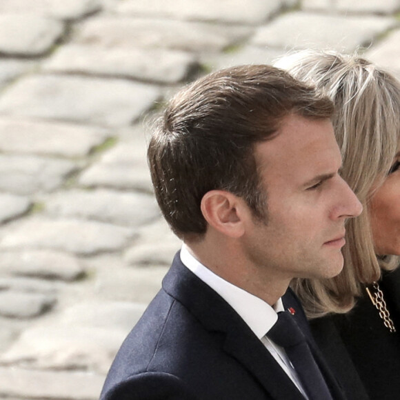 Le président de la République française, Emmanuel Macron et sa femme la Première Dame, Brigitte Macron lors de la cérémonie d'hommage national à Hubert Germain, chancelier d'honneur de l'Ordre de la Liberation et dernier Compagnon de la Liberation dans la cour d'honneur des Invalides à Paris, France, le 15 octobre 2021.