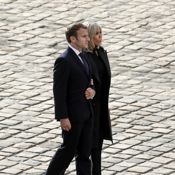 Le président de la République française, Emmanuel Macron et sa femme la Première Dame, Brigitte Macron lors de la cérémonie d'hommage national à Hubert Germain, chancelier d'honneur de l'Ordre de la Liberation et dernier Compagnon de la Liberation dans la cour d'honneur des Invalides à Paris, France, le 15 octobre 2021.