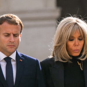 Le président de la République française, Emmanuel Macron et sa femme la Première Dame, Brigitte Macron lors de la cérémonie d'hommage national à Hubert Germain, chancelier d'honneur de l'Ordre de la Liberation et dernier Compagnon de la Liberation dans la cour d'honneur des Invalides à Paris, France, le 15 octobre 2021.