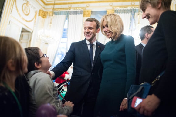Le président Emmanuel Macron et sa femme Brigitte lors de l'arbre de Noël de l'Elysée à Paris le 13 décembre 2017.