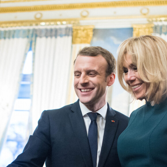 Le président Emmanuel Macron et sa femme Brigitte lors de l'arbre de Noël de l'Elysée à Paris le 13 décembre 2017.