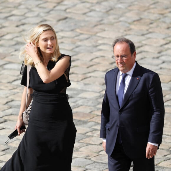 François Hollande et sa compagne Julie Gayet lors de la cérémonie d'hommage national à Jean-Paul Belmondo à l'Hôtel des Invalides à Paris