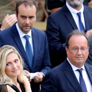 François Hollande et sa compagne Julie Gayet lors de la cérémonie d'hommage national à Jean-Paul Belmondo à l'Hôtel des Invalides à Paris, France, le 9 septembre 2021.