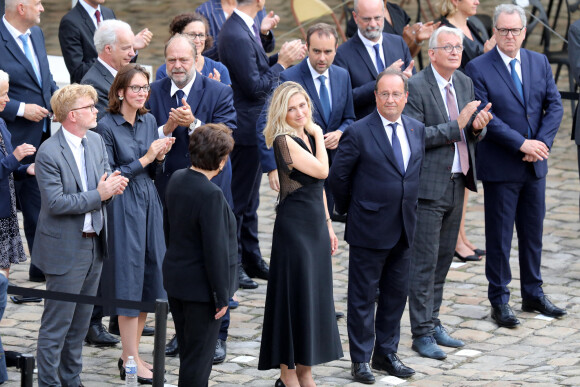 Eric Dupond-Moretti, François Hollande, sa compagne Julie Gayet, Richard Ferrand, Sébastien Lecornu, Jean-Michel Blanquer lors de la cérémonie d'hommage national à Jean-Paul Belmondo à l'Hôtel des Invalides à Paris, France, le 9 septembre 2021.