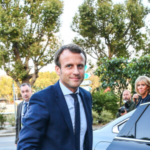 Emmanuel Macron et sa femme Brigitte Trogneux quittent Bercy pour se rendre à TF1 où il est attendu pour le journal de 20h le 30 août 2016.