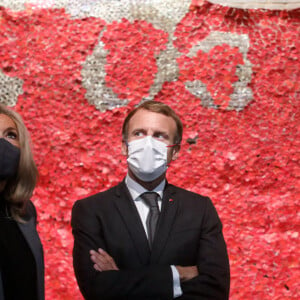 Le président de la République française Emmanuel Macron et la Première Dame Brigitte Macron visitent la Conciergerie et l'exposition "El ANATSUI revisite la Conciergerie" dans le cadre de la clôture de la Saison Africa 2020 à Paris, France, le 30 septembre 2021