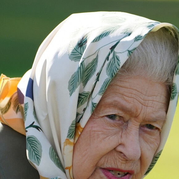 La reine Elisabeth II d'Angleterre lance le début de la saison de plantation officielle du Queen's Green Canopy (QGC) au domaine de Balmoral, Royaume Uni, le 1er octobre 2021. 