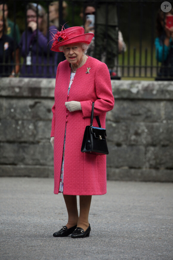 La reine Elisabeth II d'Angleterre passe en revue la garde d'honneur lors de son arrivée au château de Balmoral le 9 août 2021. 