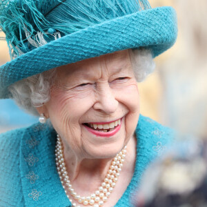 La reine Elisabeth II d'Angleterre visite le plateau de tournage de la série "Coronation Street" à Manchester, le 8 juillet 2021.