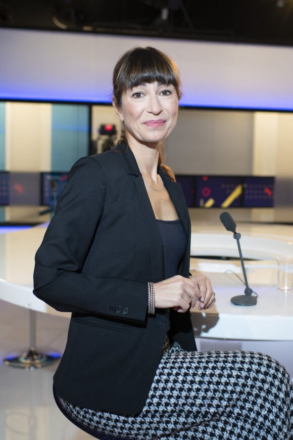 Exclusif - Silvia Garcia (TV5MONDE) lors de l'émission "Face aux territoires" présentée par C.Viguier dans les studios de TV5 Monde à Paris, France, le 21 octobre 2021. © Pierre Perusseau/Bestimage