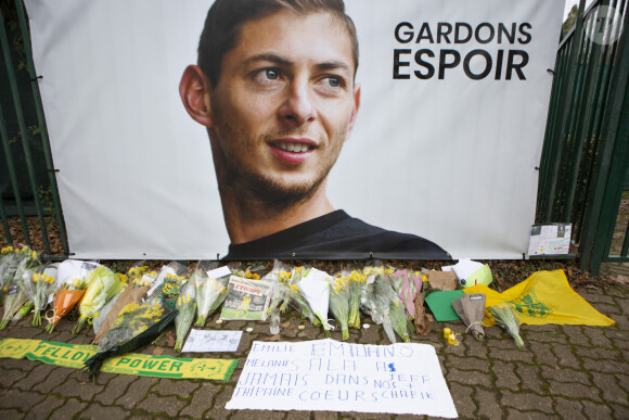 Les supporters de Nantes rendent hommage à Emiliano Sala, le footballeur disparu lors d'un vol entre Nantes et Cardiff. © Laetitia Notarianni / Bestimage