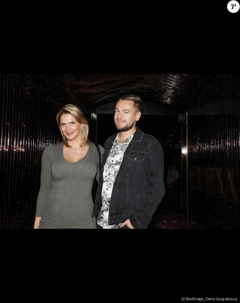 JeremStar et Caroline Boutier lors de la soirée de L'influenceuse Alix Desmoineaux ( avec une tenue de Jean-Paul Gaultier) aux 2 millions d'abonnés sort son premier livre 'GLOW UP' lors d'une soirée à l'Arc à Paris le 21 Octobre 2021. © Denis Guignebourg / Bestimage