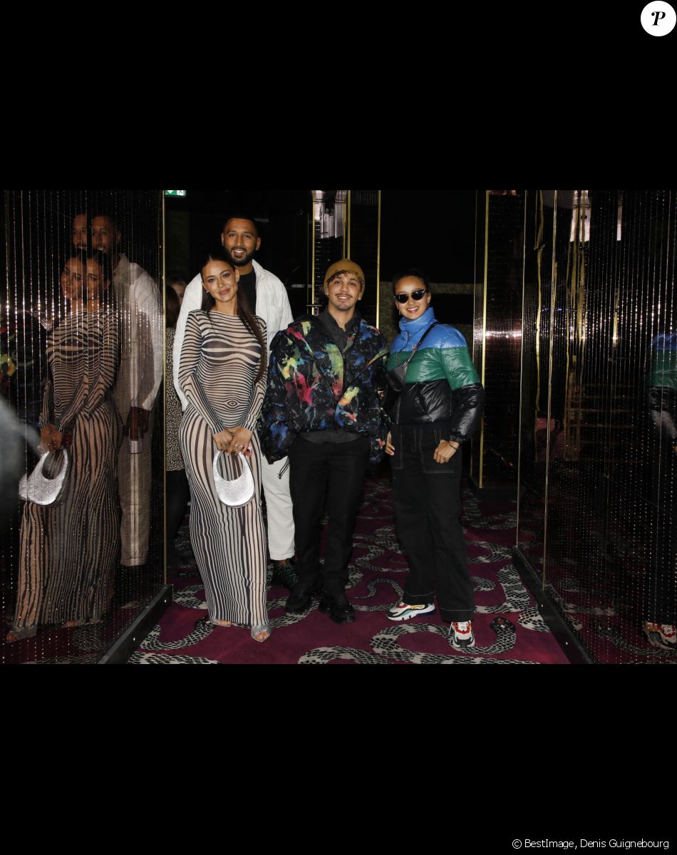 L'influenceuse Alix Desmoineaux ( avec une tenue de Jean-Paul Gaultier) aux 2 millions d'abonnés sort son premier livre 'GLOW UP' lors d'une soirée à l'Arc à Paris le 21 Octobre 2021. © Denis Guignebourg / Bestimage