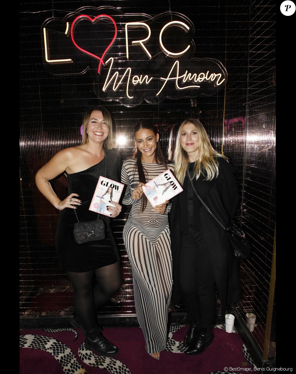 L'influenceuse Alix Desmoineaux ( avec une tenue de Jean-Paul Gaultier) et Gwenaelle Baid sort son premier livre 'GLOW UP' lors d'une soirée à l'Arc à Paris le 21 Octobre 2021. © Denis Guignebourg / Bestimage