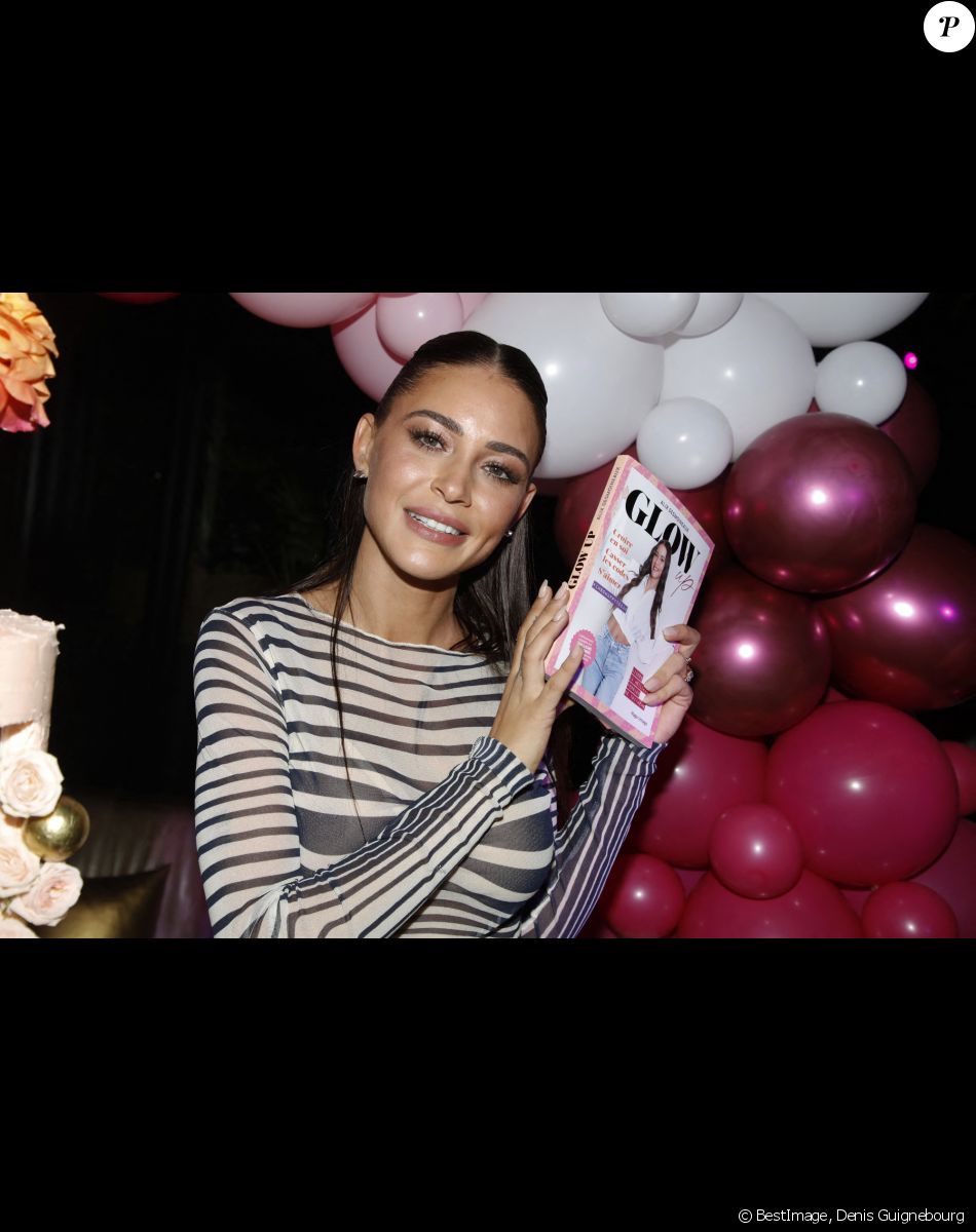 L'influenceuse Alix Desmoineaux ( avec une tenue de Jean-Paul Gaultier) aux 2 millions d'abonnés sort son premier livre 'GLOW UP' lors d'une soirée à l'Arc à Paris le 21 Octobre 2021. © Denis Guignebourg / Bestimage