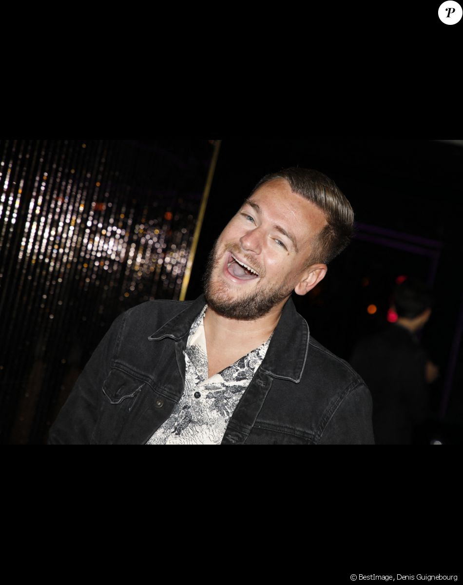JeremStar lors de la soirée de L'influenceuse Alix Desmoineaux ( avec une tenue de Jean-Paul Gaultier) et guest aux 2 millions d'abonnés sort son premier livre 'GLOW UP' lors d'une soirée à l'Arc à Paris le 21 Octobre 2021. © Denis Guignebourg / Bestimage
