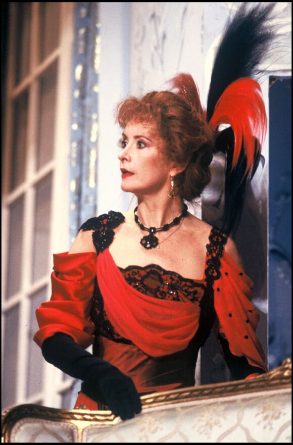 Archives - Dominique Lavanant dans la pièce de théâtre "L'Excès contraire" de Françoise Sagan en 1987.