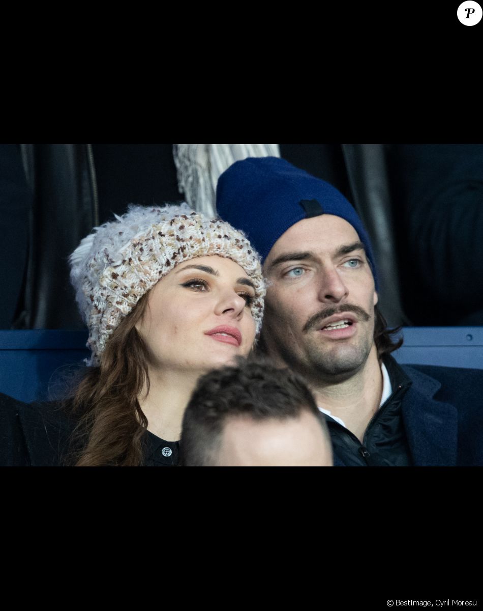 Camille Lacourt et sa compagne Alice Detollenaere (Miss Bourgogne 2010) dans les tribunes lors du match de championnat de Ligue 1 Conforama opposant le Paris Saint-Germain (PSG) aux Girondins de Bordeaux au Parc des Princes à Paris, France, le 23 février 2020. Le PSG a gagné 4-3. © Cyril Moreau/Bestimage
