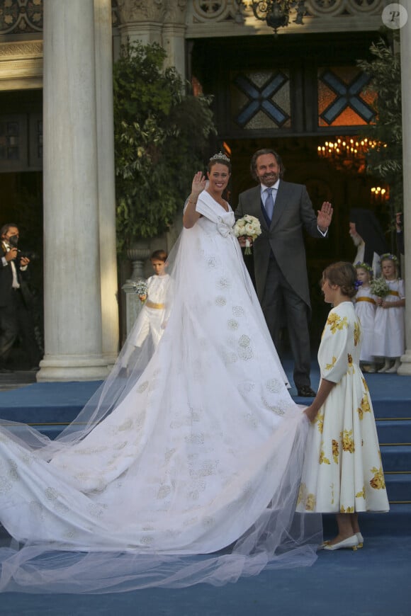 Nina Flohr arrive avec son père Thomas Flohr - Cérémonie religieuse du mariage du prince Phílippos de Grèce et Nina Flohr à la cathédrale de l'Annonciation à Athènes le 23 octobre 2021.