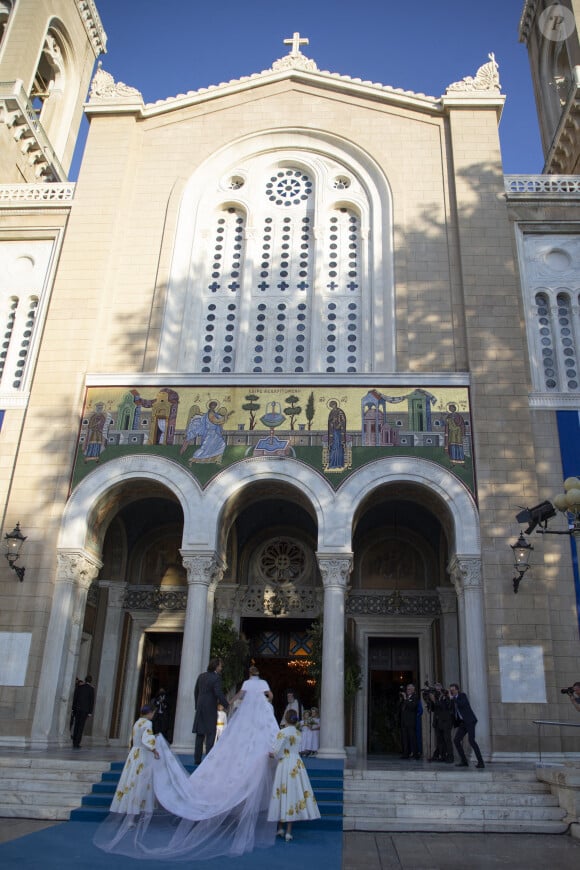 Nina Flohr arrive avec son père Thomas Flohr - Cérémonie religieuse du mariage du prince Phílippos de Grèce et Nina Flohr à la cathédrale de l'Annonciation à Athènes le 23 octobre 2021.