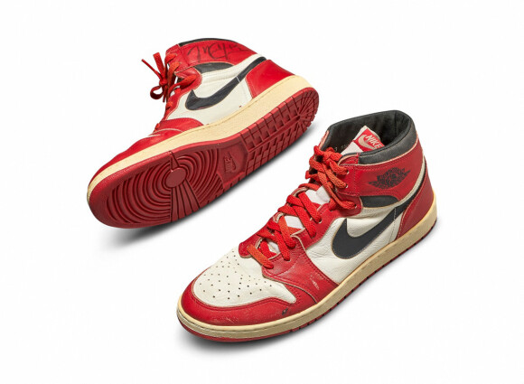 Une paire de Nike Air Jordan 1 de Michael Jordan a été vendue aux enchères pour 560 000 dollars : Un record. Londres le 18 mai 2020.