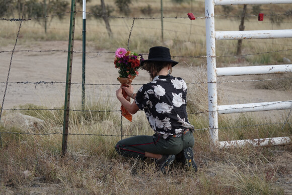 Des fleurs sont placées à l'entrée du lieu de tournage où Alec Baldwin a abattu Halina Hutchins par accident. Le 23 avril 2021.