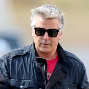 Exclusif - Alec Baldwin se dirige vers Jack's Coffee à East Hampton, New York.