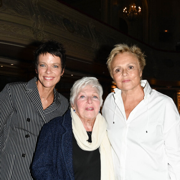 Line Renaud, Anne Le Nen et Muriel Robin - Inauguration de la statue de cire de "Muriel Robin et Pierre Palmade" au musée Grévin à Paris le 25 octobre 2021. © Coadic Guirec/Bestimage