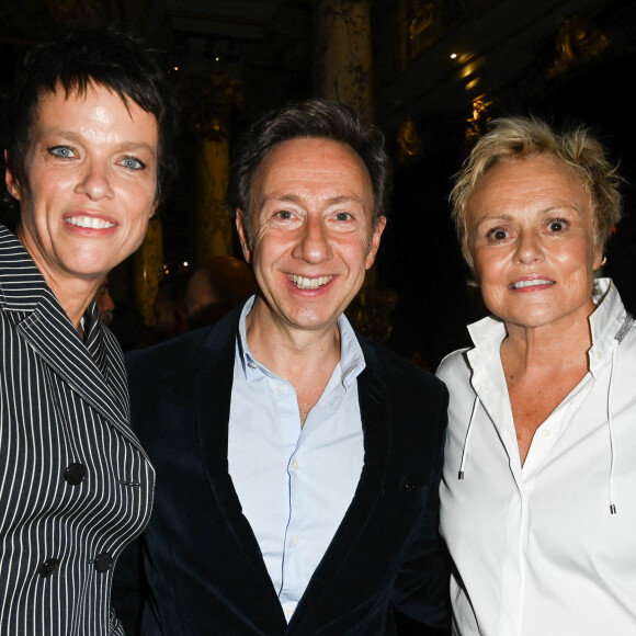 Anne Le Nen, Stéphane Bern et Muriel Robin - Inauguration de la statue de cire de "Muriel Robin et Pierre Palmade" au musée Grévin à Paris le 25 octobre 2021. © Coadic Guirec/Bestimage