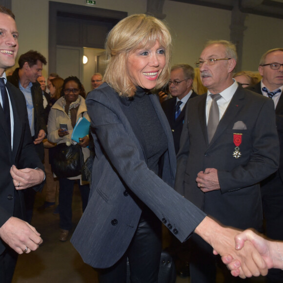 Le président de la République Française Emmanuel Macron et la Première dame Brigitte Macron assistent au lancement du spectacle son et lumière "Chroma" sur la façade de la cathédrale d'Amiens pour l'inauguration du cycle commémoratif du 800ème anniversaire de la cathédrale. Amiens, le 20 novembre 2019.