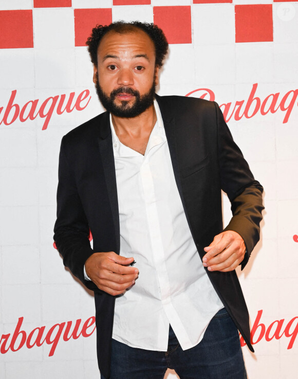 Fabrice Éboué à la première du film "Barbaque" au cinéma Pathé Wepler à Paris, le 19 octobre 2021.