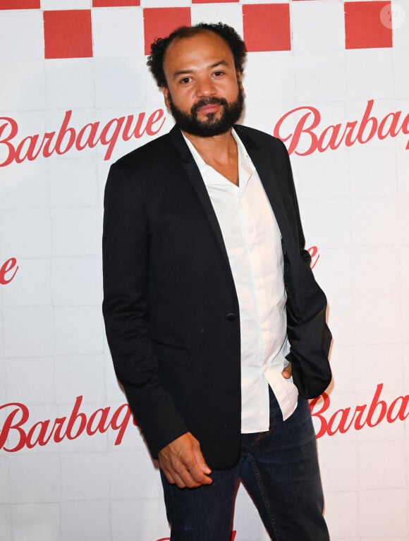 Fabrice Éboué à la première du film "Barbaque" au cinéma Pathé Wepler à Paris, le 19 octobre 2021.