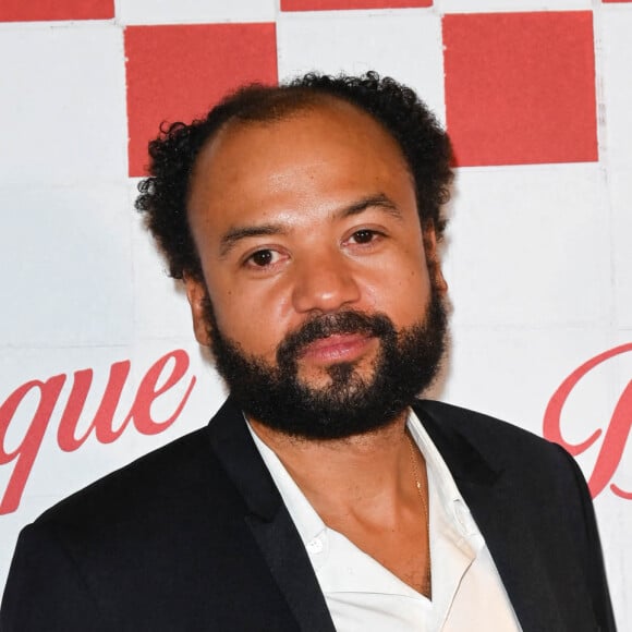 Fabrice Éboué à la première du film "Barbaque" au cinéma Pathé Wepler à Paris, le 19 octobre 2021.