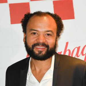 Fabrice Éboué à la première du film "Barbaque" au cinéma Pathé Wepler à Paris, le 19 octobre 2021.