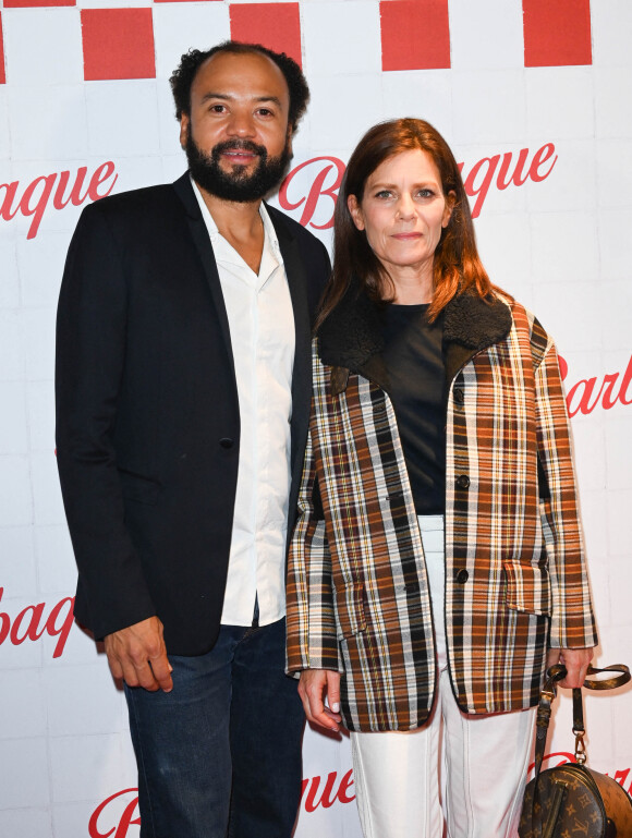 Fabrice Éboué et Marina Foïs à la première du film "Barbaque" au cinéma Pathé Wepler à Paris, le 19 octobre 2021.