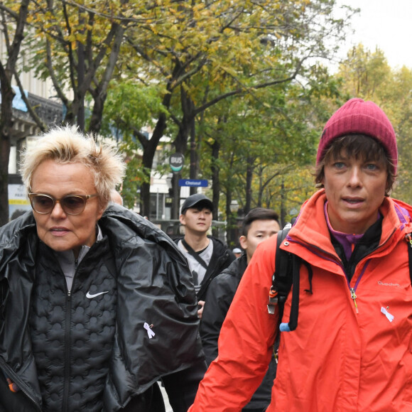 Muriel Robin et sa compagne Anne Le Nen - De nombreuses artistes et personnalités marchent contre les violences sexistes et sexuelles (marche organisée par le collectif NousToutes) de place de l'Opéra jusqu'à la place de la Nation à Paris le 23 Novembre 2019 © Coadic Guirec / Bestimage 