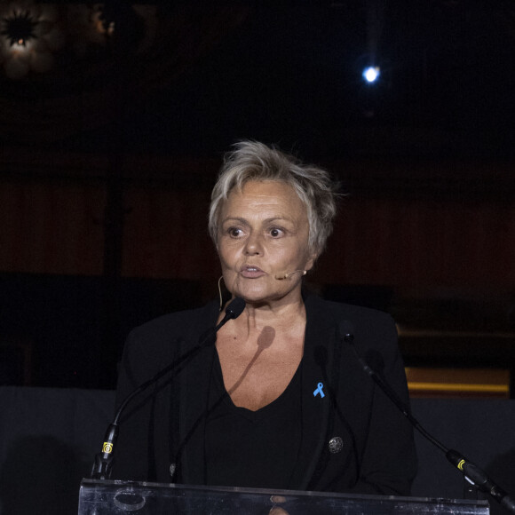 Exclusif - Muriel Robin - 2ème soirée de Gala au profit de l'association nationale "Le Refuge" et de ses actions de soutien aux jeunes LGBT+ victimes d'homophobie ou de transphobie, au théâtre des Folies Bergère à Paris, le 18 novembre 2019. © Gorassini/Perusseau/Bestimage 