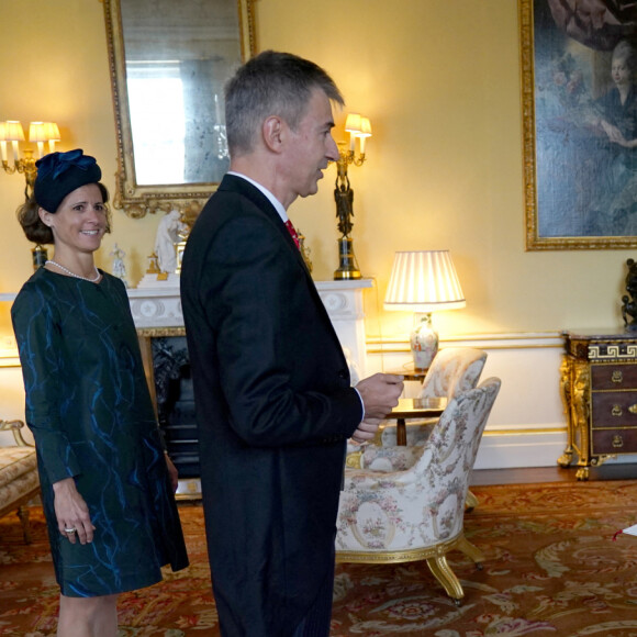 La reine Elizabeth de retour aux affaires royales à Windsor après sa brève hospitalisation, à l'occasion d'une visioconférence avec le palais de Buckingham, le 26 octobre 2021.