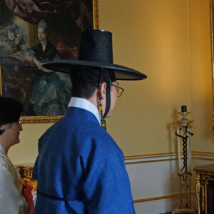 La reine Elizabeth de retour aux affaires royales à Windsor après sa brève hospitalisation, à l'occasion d'une visioconférence avec le palais de Buckingham, le 26 octobre 2021.