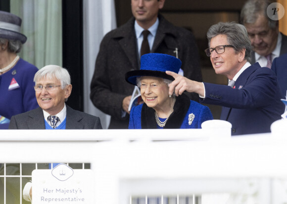 Willie Carson, la reine Elisabeth II d'Angleterre et John Warren lors des Champions Day à Ascot. Le 16 octobre 2021