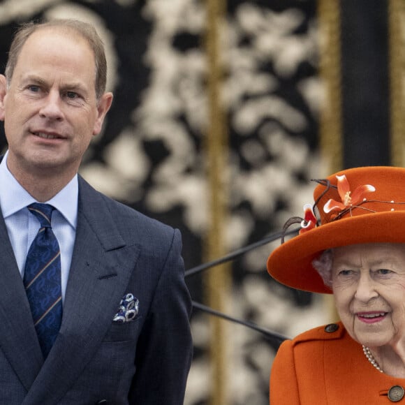 La reine Elisabeth II d'Angleterre et son fils le prince Edward au lancement du Queen's Baton, relais des Jeux du Commonwealth 2022, au palais de Buckingham à Londres, Royaume Uni, le 7, 2021.