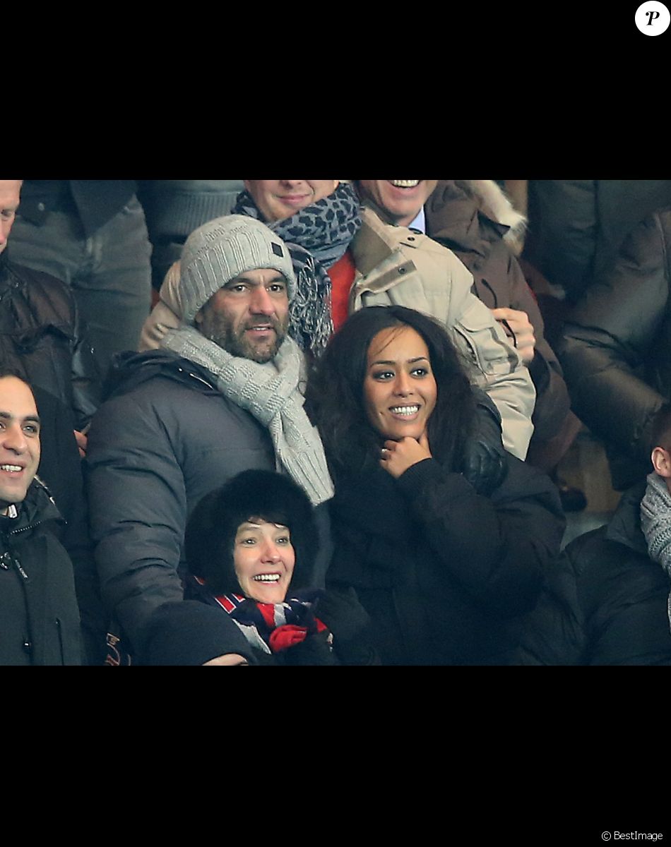 Exclusif - Amel Bent et son compagnon Patrick Antonelli assistent au match de Ligue des Champions PSG - Olympiakos Le Pirée au Parc des Princes à Paris le 27 novembre 2013.