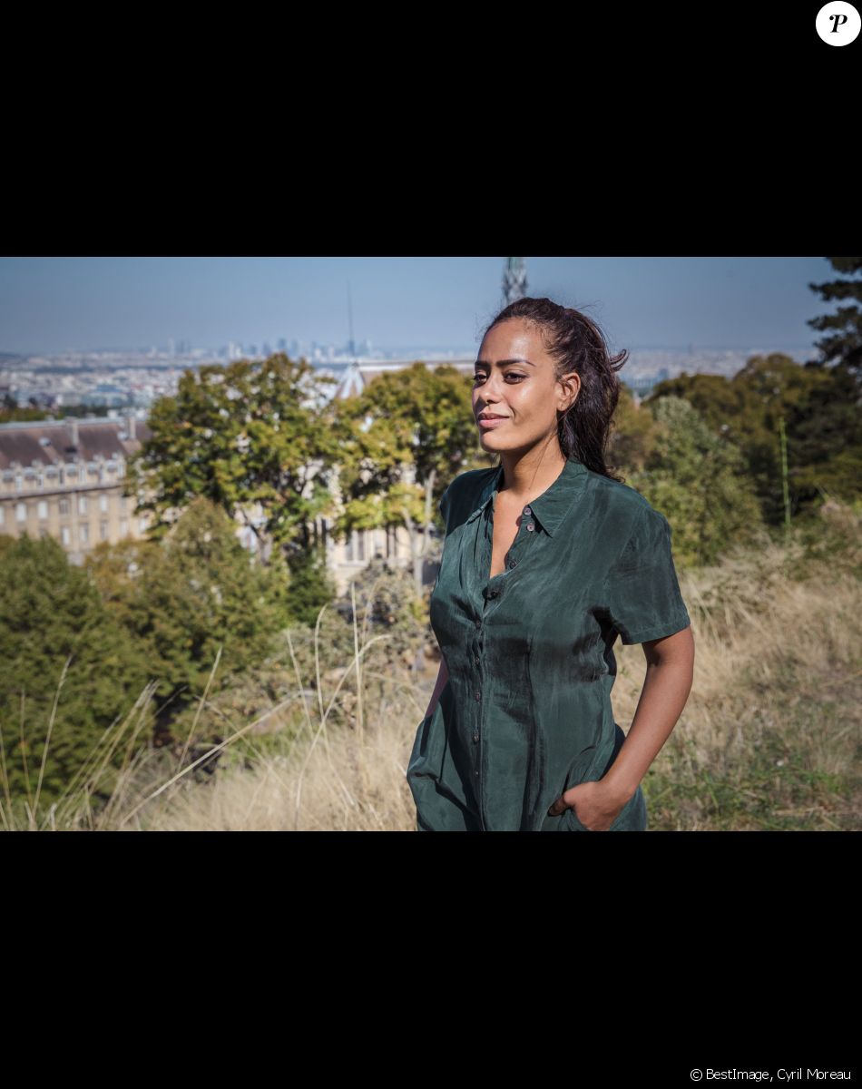 Amel Bent en marge du tournage du téléfilm de France 3 "Les sandales blanches" à Meudon le 18 septembre 2020. © Cyril Moreau / Bestimage