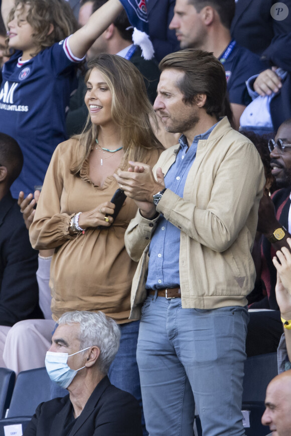 Ophélie Meunier (enceinte) et son mari Mathieu Vergne - People en tribune lors de la rencontre de football Paris Saint Germain PSG contre Clermont (4-0) au Parc des Princes à Paris le 11 septembre 2021