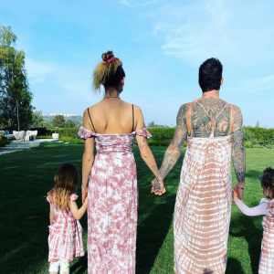 Adam Levine, son épouse Behati Prinsloo et leurs filles Dusty Rose et Gio. Avril 2021.